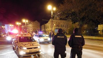 masini de politie si jandarmi, noaptea, pe strazile din botosani.
