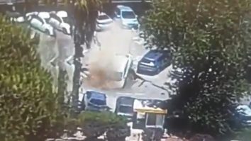 VIDEO Momentul terifiant în care trei mașini sunt înghițite de pământ. Asfaltul a cedat și s-a format un crater imens