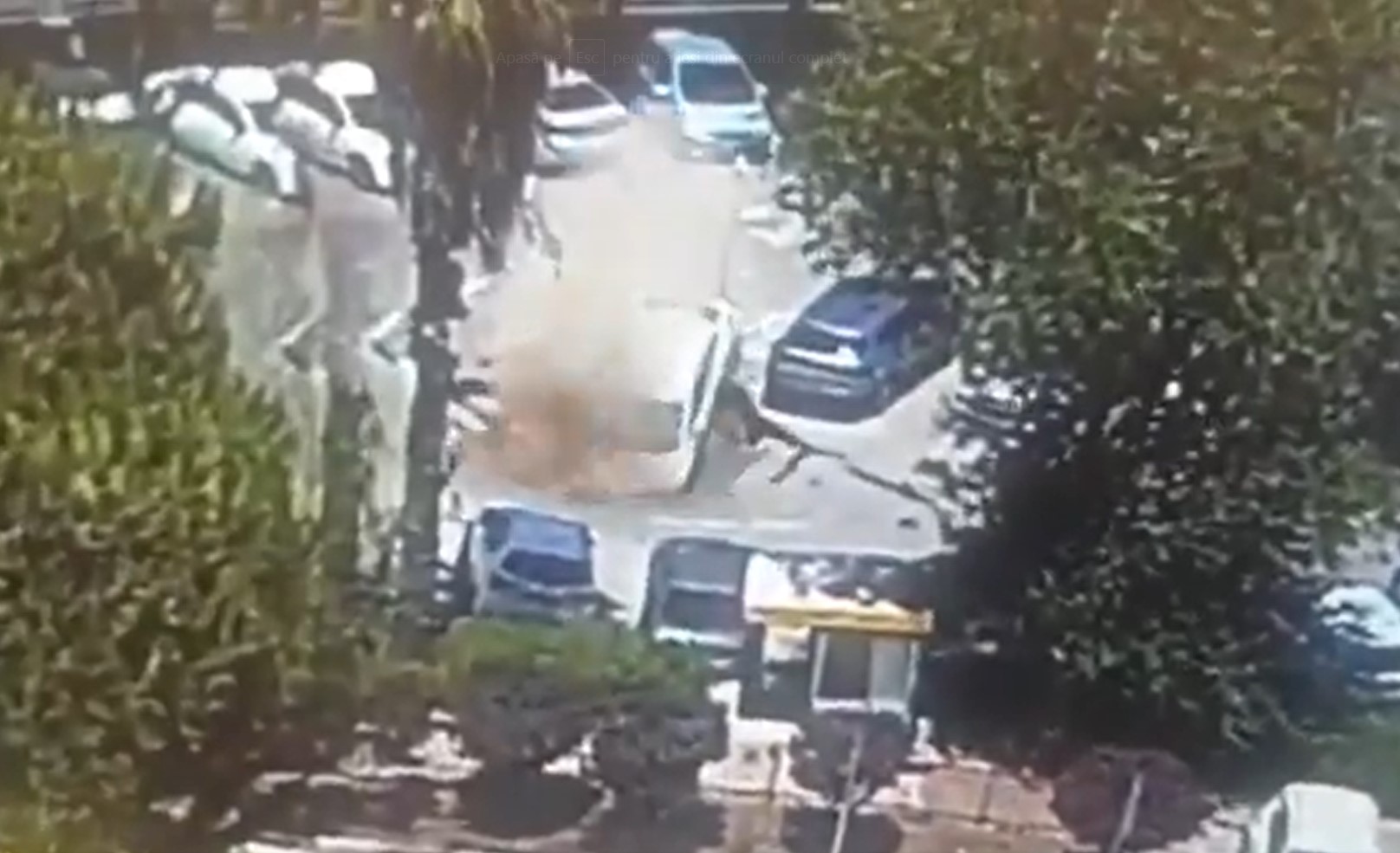 VIDEO Momentul terifiant în care trei mașini sunt înghițite de pământ. Asfaltul a cedat și s-a format un crater imens