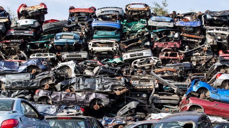 Mașini vechi într-un parc de dezmembrări.