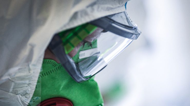 Medic în costum de protecție anti-COVID, cu o mască foarte performantă.