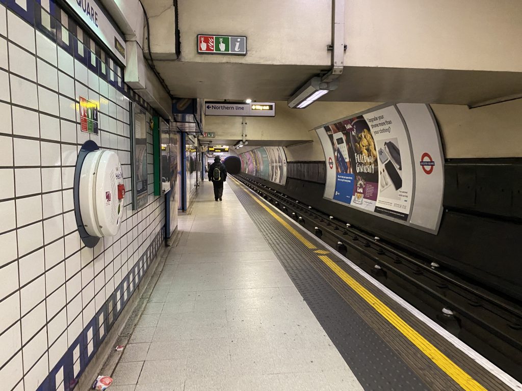 Stație de metrou în Londra. F
