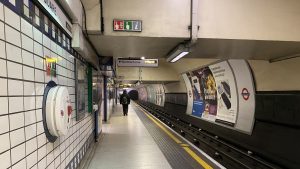 Stație de metrou în Londra. F