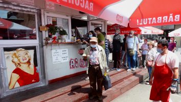 Vaccinarea cu mici și apă plată, un succes. Sute de oameni s-au imunizat azi la centrul din Piața Obor