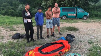 VIDEO. Patru migranţi în pericol de înec, salvaţi de poliţiştii de frontieră. Tinerii au fost văzuți plutind pe Dunăre