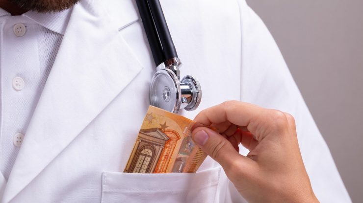 Un chirurg din Gorj, reținut pentru mită. Medicul se ruga să nu fie prins: „Doamne, fereşte-mă de boală și de procurori”