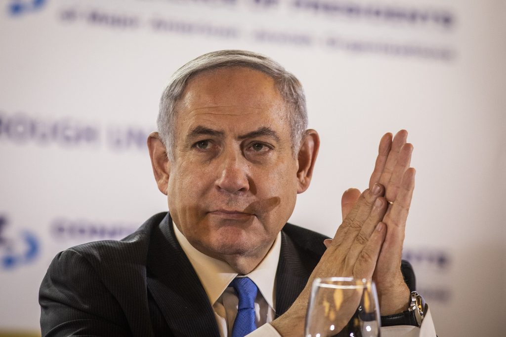 Benjamin Netanyahu frecându-și palmele.
