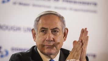 Benjamin Netanyahu frecându-și palmele.