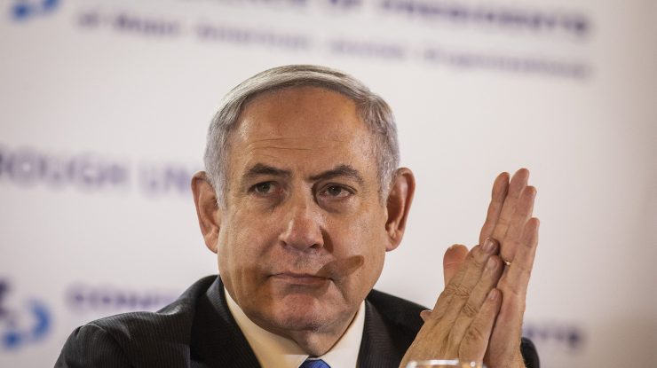 Benjamin Netanyahu frecându-și palmele.