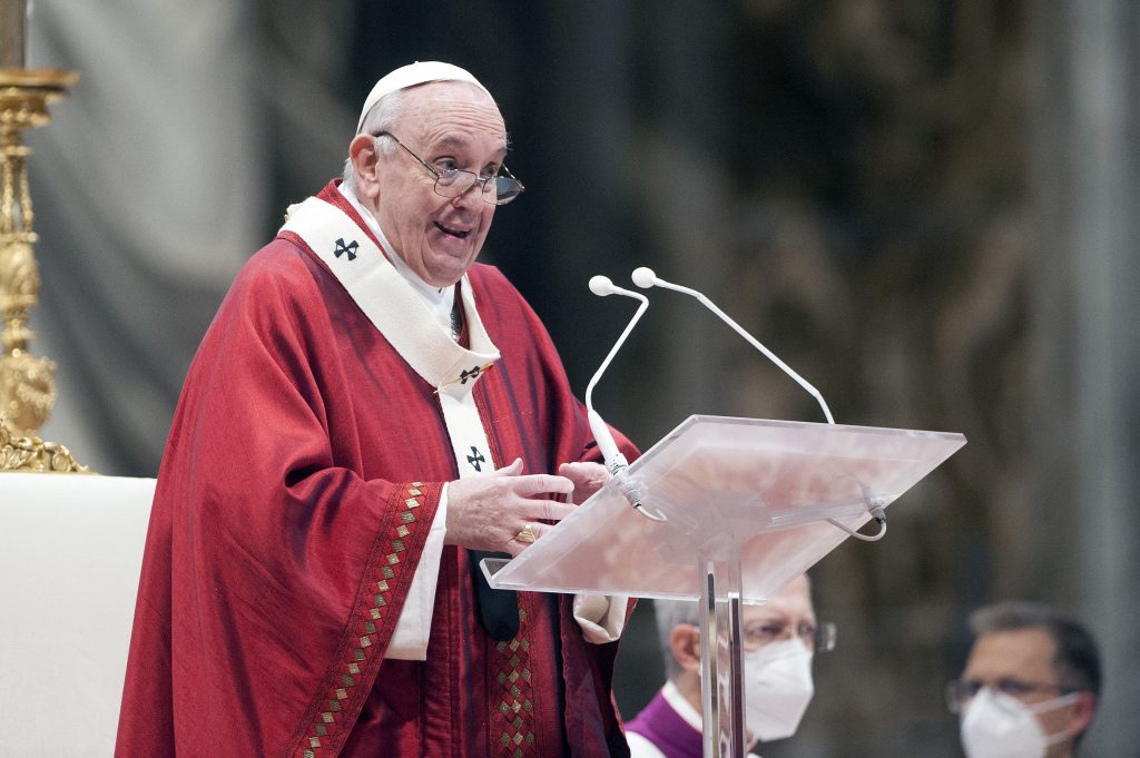 Papa Francisc le vorbește oamenilor în timpul unei slujbe.