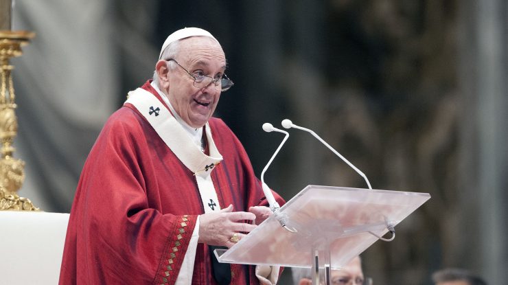 Papa Francisc le vorbește oamenilor în timpul unei slujbe.