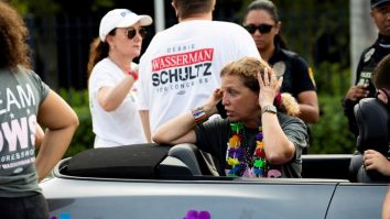 Femeie care sună după ajutor după un accident petrecut în timpul unei parade LGBT.