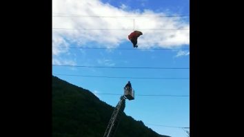Un parapantist a rămas prins între fire de curent. Momentul salvării, filmat de pompieri. VIDEO