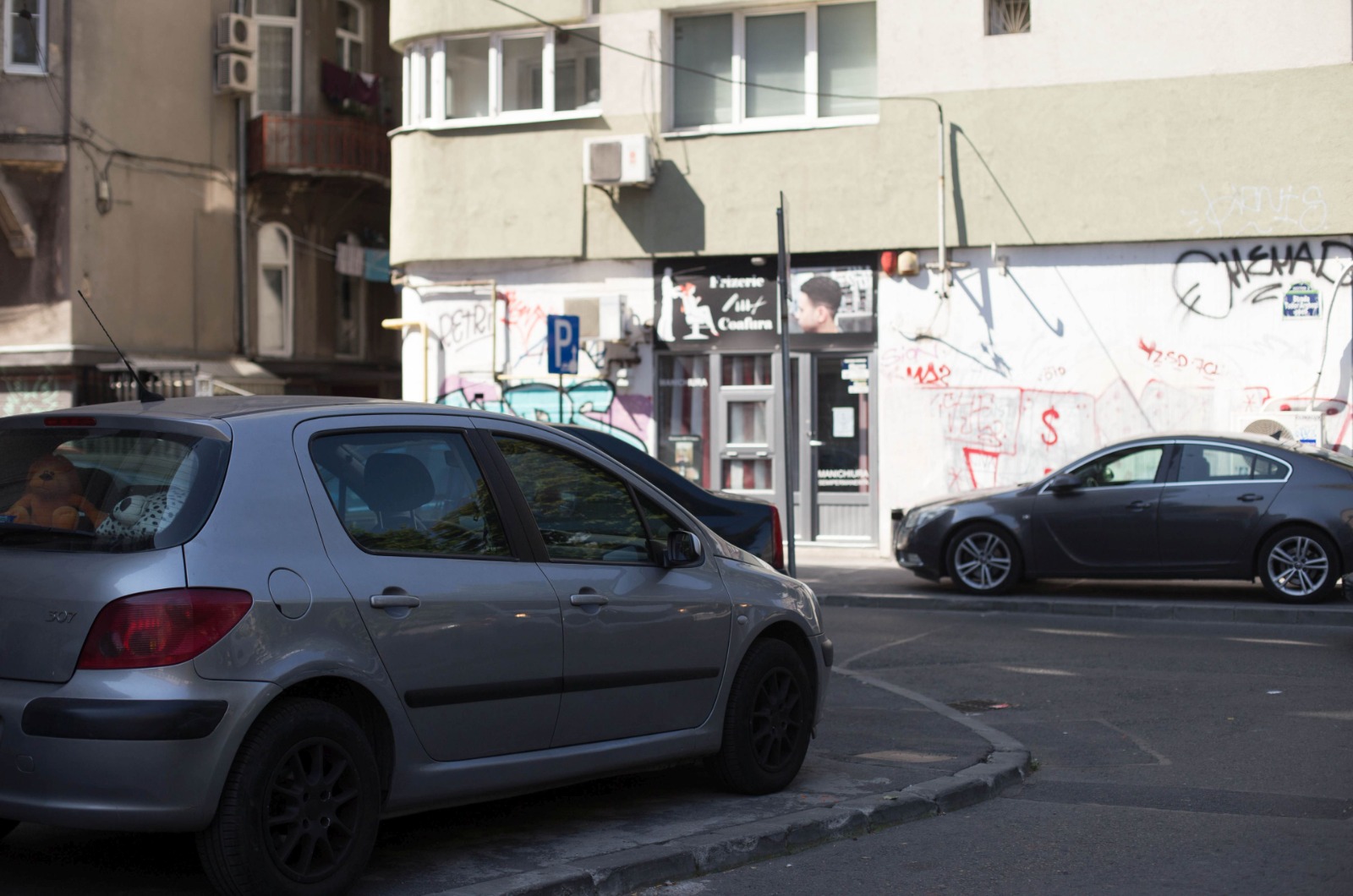 Șoferii care parchează pe trotuar vor primi amenzi maxime, prevede un proiect de lege inițiat de PNL