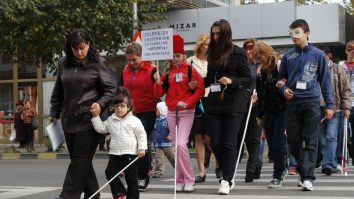 Persoanele cu deficienţe de vedere vor putea merge fără însoţitor în Iaşi, cu ajutorul unei aplicații