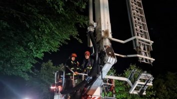 FOTO. Familii izolate după ce viitura a rupt un podeț din județul Neamț