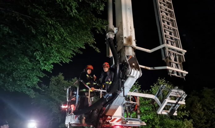 FOTO. Familii izolate după ce viitura a rupt un podeț din județul Neamț