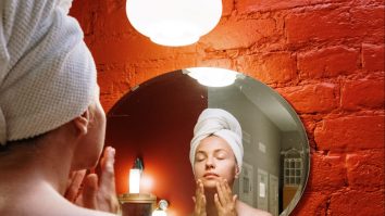 Excesul de sebum, inamic sau aliat? Recomandările medicului dermatolog