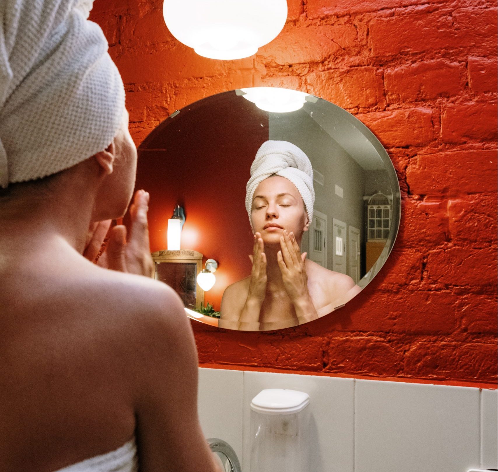 Excesul de sebum, inamic sau aliat? Recomandările medicului dermatolog