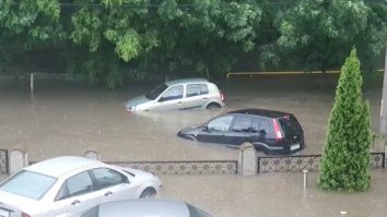 VIDEO. O ploaie torenţială de câteva ore a făcut prăpăd în Craiova. Zeci de maşini au fost luate pe sus de ape