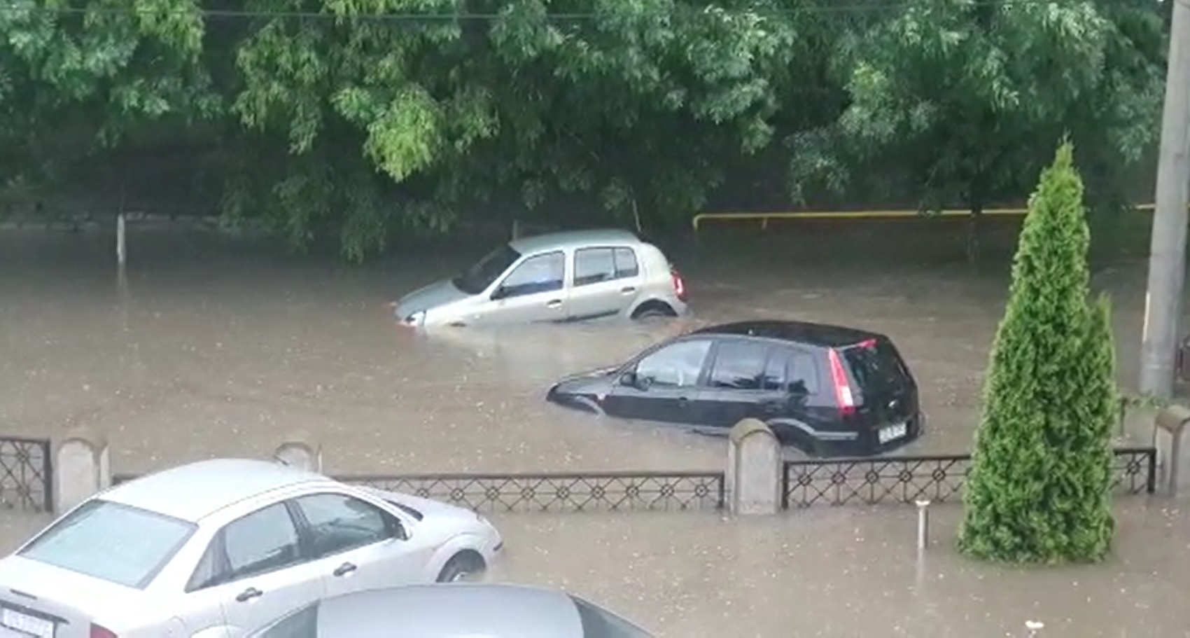 VIDEO. O ploaie torenţială de câteva ore a făcut prăpăd în Craiova. Zeci de maşini au fost luate pe sus de ape