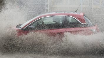 Mașină care merge prin ploaie.