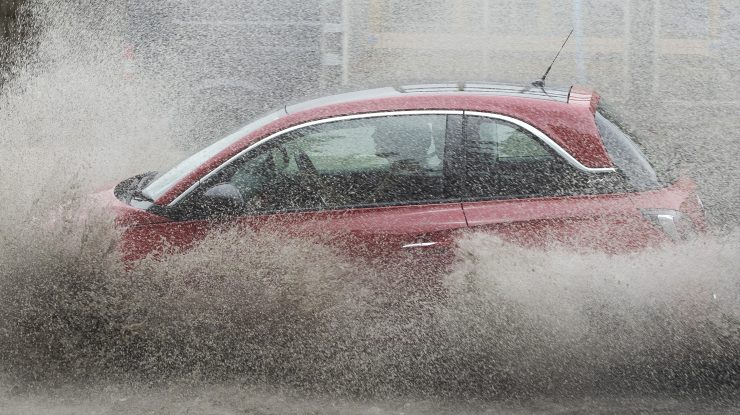 Mașină care merge prin ploaie.