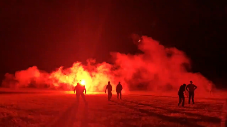 Petrecăreți care se bat cu polițiștii din Franța.