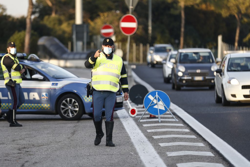 Poliția din Italia oprește circulația pe o stradă.