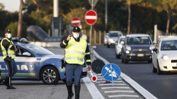 Poliția din Italia oprește circulația pe o stradă.