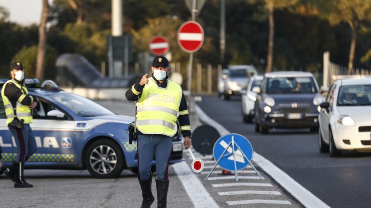 Poliția din Italia oprește circulația pe o stradă.