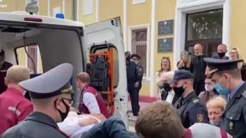 VIDEO. Prizonierul politic Stepan Latypov și-a tăiat gâtul în timpul procesului. Ce a spus înainte de a recurge la acest gest