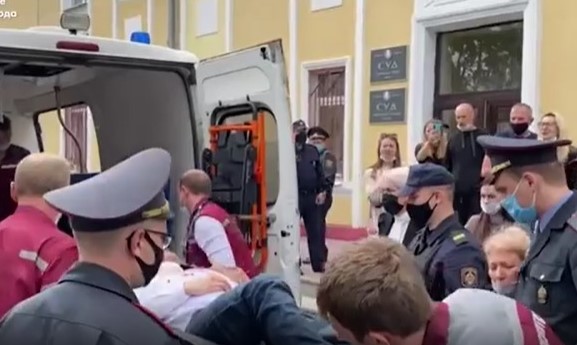 VIDEO. Prizonierul politic Stepan Latypov și-a tăiat gâtul în timpul procesului, în Minsk. Ce a spus înainte de a recurge la acest gest