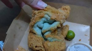 O femeie a primit „prosop prăjit“ în locul puiului crispy pe care îl comandase: „Atât de dezgustător și jenant!“. VIDEO