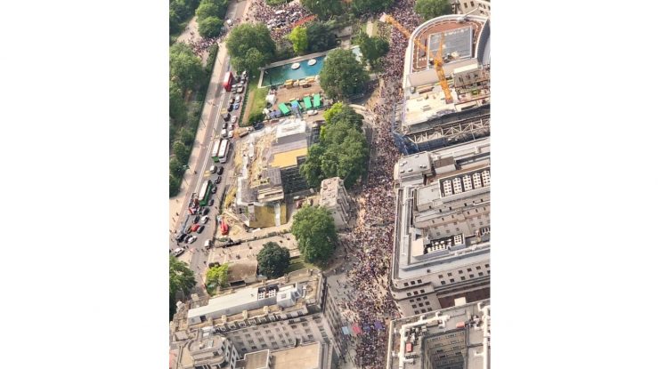 Străzile Londrei, blocate de protestatari. Oamenii s-au săturat de restricțiile impuse de pandemie. FOTO/VIDEO