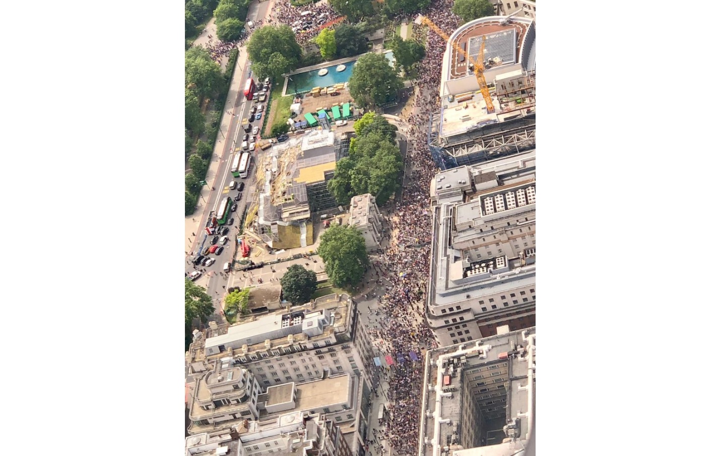 Străzile Londrei, blocate de protestatari. Oamenii s-au săturat de restricțiile impuse de pandemie. FOTO/VIDEO