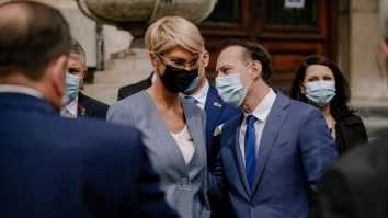 raluca turcan si florin citu zambesc unul la altul.