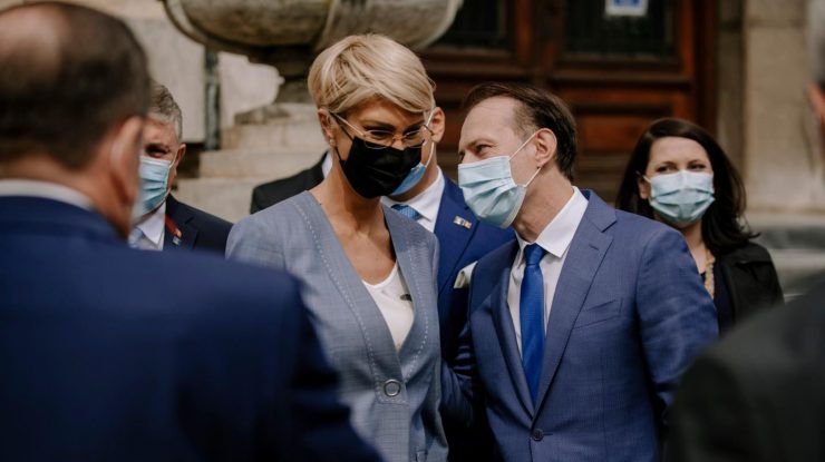 raluca turcan si florin citu zambesc unul la altul.