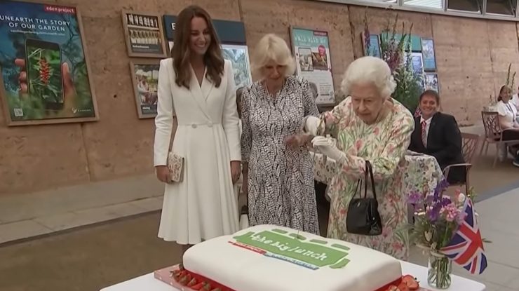 Regina Elisabeta a II-a, pusă pe glume la Summit-ul G7. A insistat să taie un tort cu sabia: „Așa e mai neobișnuit”. VIDEO
