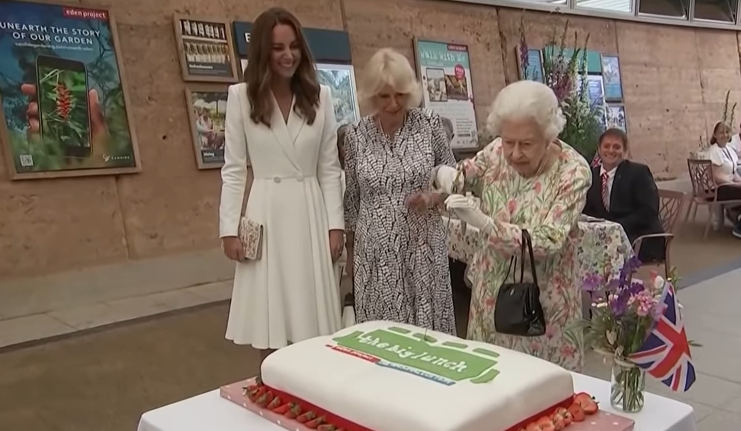 Regina Elisabeta a II-a, pusă pe glume la Summit-ul G7. A insistat să taie un tort cu sabia: „Așa e mai neobișnuit”. VIDEO
