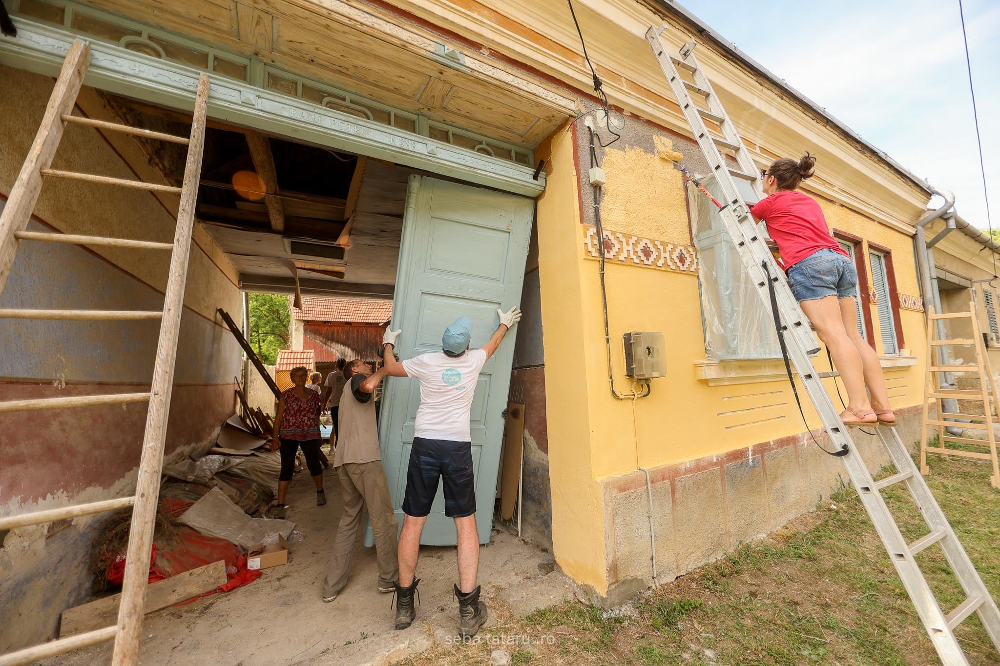 Sute de voluntari din țară și străinătate au renovat casele dintr-un sat bănățean. „Patrimoniul arhitectural din sat este extraordinar”