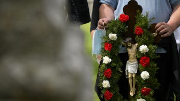 Un bărbat ține o coroană în mână.