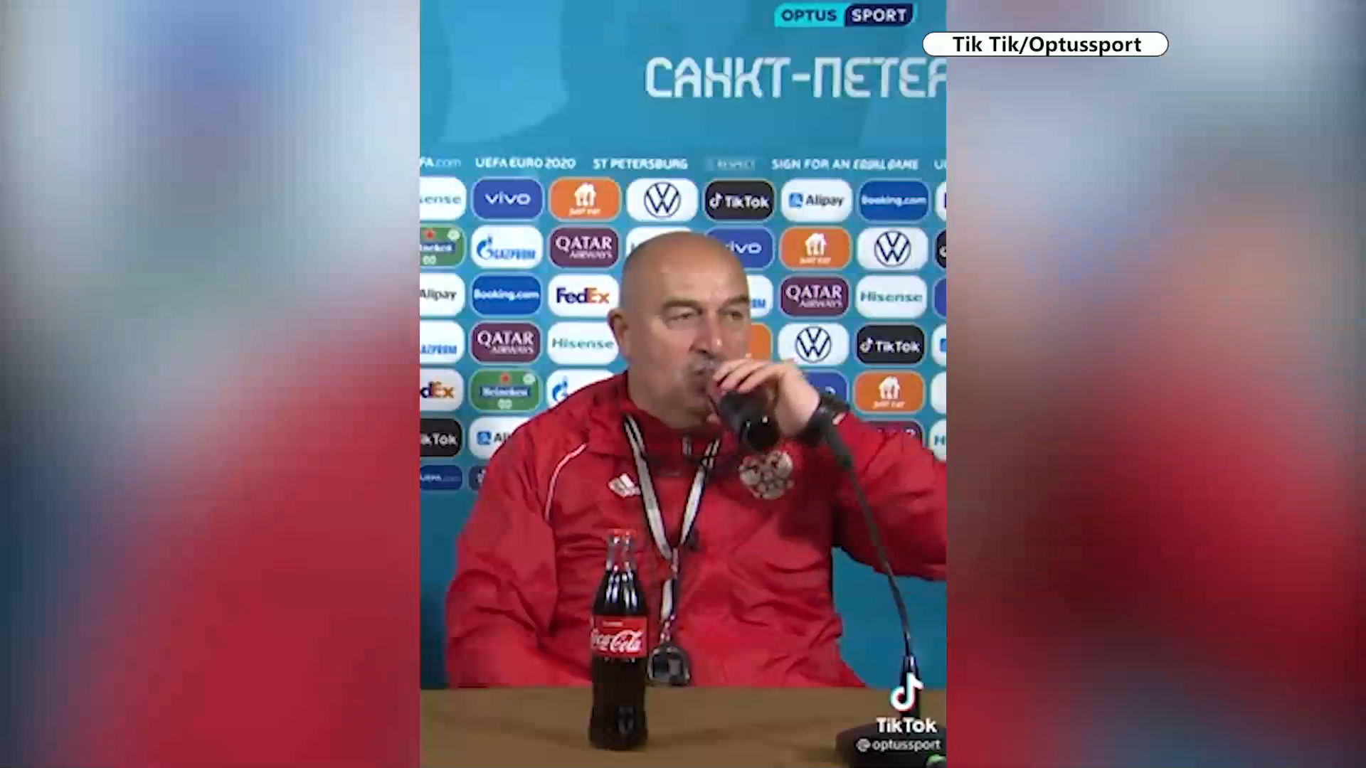 Opusul lui Cristiano Ronaldo. Selecţionerul Rusiei a băut cu poftă dintr-o sticlă de suc la conferinţa de presă