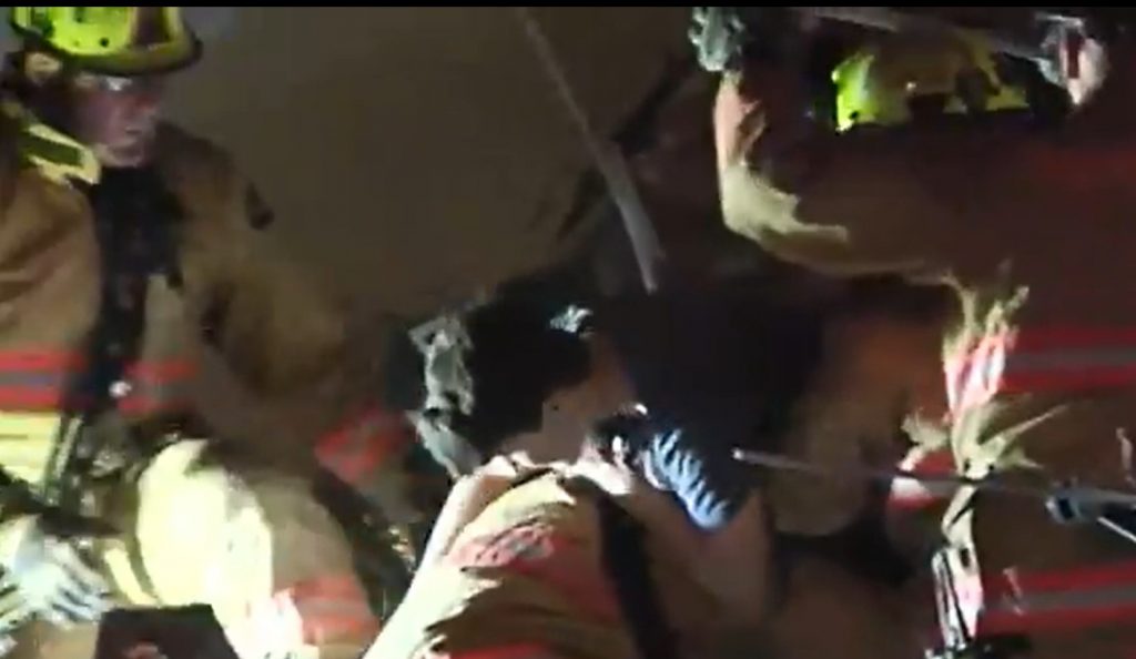 Salvare miraculoasă. Momentul în care un băiat este scos de sub dărâmăturile clădirii prăbușite lângă Miami. VIDEO