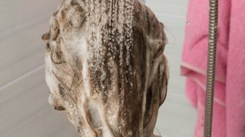 Trei fetițe din Iași, intoxicate după ce au fost spălate pe cap cu o soluție anti-păduchi