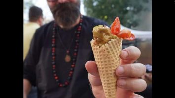 Sarmale la cornet. Cum s-a gândit un antreprenor să transforme în street-food una dintre mâncărurile preferate de români