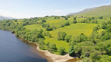 Un fost sat despre care se crede că „încă este bântuit”, pus la vânzare pentru mii de dolari. Zona cuprinde și o plajă privată