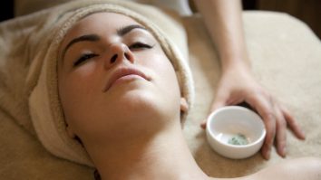 Femeie care se află la salon pentru îngrijirea tenului.