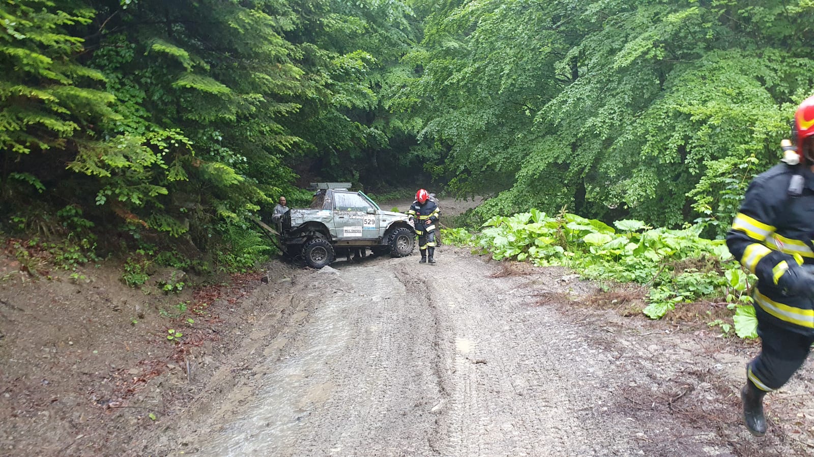 O mașină de concurs de off road a fost luată de viitură în zona Slănic Moldova. Pilotul, fost campion național, a murit