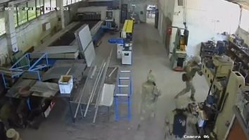 VIDEO. Momentul în care soldații americani  „atacă” din greșeală o fabrică de ulei din Bulgaria. Reacția muncitorilor: „Am început să alerg!”